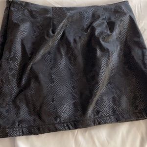 Super cute snake print skirt!